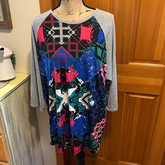 “Randy” LuLaRoe Colorful Geometric Print Women's Top 3/4 sleeve - Picture 1 of 7